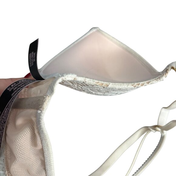 Romantic Victoria's Secret Cream and White Lace Push-Up Bra with Underwire - Picture 4 of 11